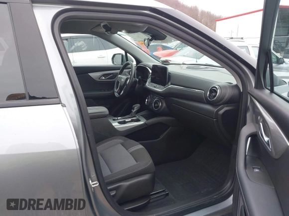 2023 Chevrolet Blazer LT z VIN 3GNKBHR44PS151103, wystawiony jako IAAI lot #41485281 z przebiegiem 37 351 mil mil oraz . Historia ofert i sprzedaży dostępna na DreamBid. Obrazek 5.
