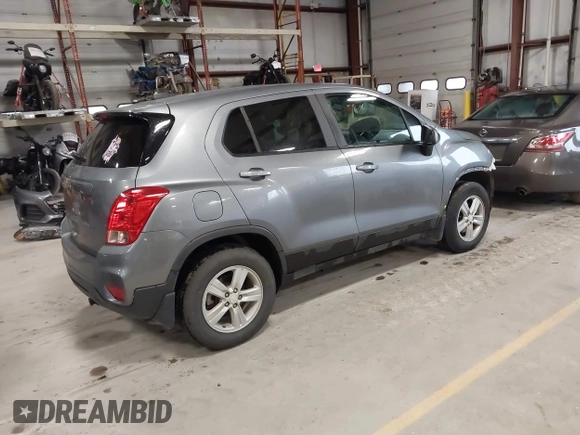 2020 Chevrolet Trax LS z VIN 3GNCJNSB8LL183510, wystawiony jako IAAI lot #42198485 z przebiegiem 115 502 mil mil oraz . Historia ofert i sprzedaży dostępna na DreamBid. Obrazek 4.