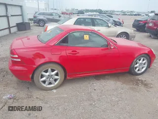 2001 Mercedes-Benz SLK 230/320 z VIN WDBKK65F31F223603, wystawiony jako IAAI lot #42307611 z przebiegiem 136 357 mil mil oraz . Historia ofert i sprzedaży dostępna na DreamBid. Obrazek 13.