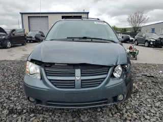 2005 Dodge Caravan SXT with VIN 2D8GP44L45R313203, listed as a Copart auction lot 55309895 with 150,810 mi miles and Salvage Title. Bid and sale history available at DreamBid. Image 5.