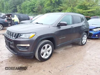 2018 Jeep Compass Latitude z VIN 3C4NJDBB0JT185244, wystawiony jako IAAI lot #42341860 z przebiegiem 64 533 mil mil oraz . Historia ofert i sprzedaży dostępna na DreamBid. Obrazek 17.