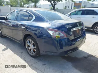 2014 Nissan Maxima SV z VIN 1N4AA5AP3EC480086, wystawiony jako IAAI lot #42040820 z przebiegiem 156 947 mil mil oraz . Historia ofert i sprzedaży dostępna na DreamBid. Obrazek 3.