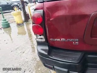 2005 Chevrolet TrailBlazer LS with VIN 1GNES16S556176536, listed as a IAAI auction lot 41973672 with 1 mi miles. Bid and sale history available at carsss.com. Image 6.