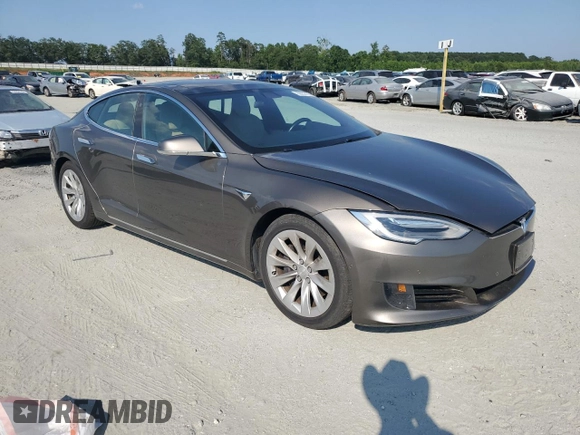 2017 Tesla Model S 100D z VIN 5YJSA1E2XHF173740, wystawiony jako Copart lot #62233125 z przebiegiem 73 932 mil mil oraz Szkoda całkowita • Salvage title. Historia ofert i sprzedaży dostępna na DreamBid. Obrazek 4.