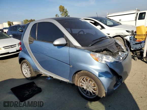 2011 Smart fortwo Pure z VIN WMEEJ3BA1BK431045, wystawiony jako Copart lot #87462044 z przebiegiem 22 128 mil mil oraz Szkoda całkowita • Salvage title. Historia ofert i sprzedaży dostępna na DreamBid. Obrazek 4.