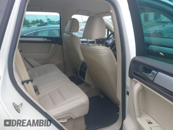 2011 Volkswagen Touareg Sport z VIN WVGFF9BPXBD006399, wystawiony jako IAAI lot #42436074 z przebiegiem 134 075 mil mil oraz . Historia ofert i sprzedaży dostępna na DreamBid. Obrazek 8.