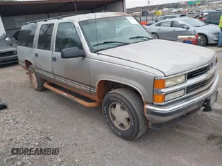 1999 Chevrolet Suburban z VIN 1GNFK16R2XJ484636, wystawiony jako IAAI lot #41851937 z przebiegiem 245 900 mil mil oraz . Historia ofert i sprzedaży dostępna na DreamBid. Obrazek 1.