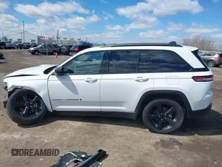 2023 Jeep Grand Cherokee Laredo z VIN 1C4RJHAG9PC640845, wystawiony jako IAAI lot #41991471 z przebiegiem 48 653 mil mil oraz . Historia ofert i sprzedaży dostępna na DreamBid. Obrazek 15.