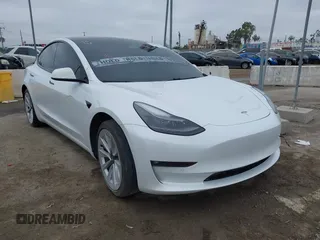 2021 Tesla Model 3 Long Range z VIN 5YJ3E1EB8MF868916, wystawiony jako IAAI lot #40802737 z przebiegiem 59 946 mil mil oraz . Historia ofert i sprzedaży dostępna na DreamBid. Obrazek 1.