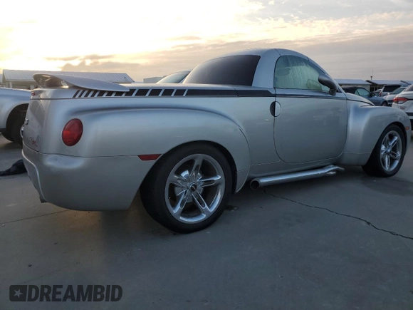 2004 Chevrolet SSR LS z VIN 1GCES14P14B105315, wystawiony jako Copart lot #74983944 z przebiegiem Nie podano mil oraz Szkoda całkowita • Salvage title. Historia ofert i sprzedaży dostępna na DreamBid. Obrazek 3.