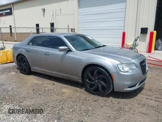 2015 Chrysler 300 Limited z VIN 2C3CCAAG0FH785988, wystawiony jako IAAI lot #42501629 z przebiegiem 176 537 mil mil oraz . Historia ofert i sprzedaży dostępna na DreamBid. Obrazek 1.