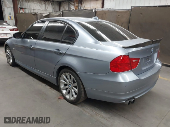 2011 BMW 3 Series 328i z VIN WBAPH5C58BA448671, wystawiony jako IAAI lot #42337923 z przebiegiem 121 888 mil mil oraz . Historia ofert i sprzedaży dostępna na DreamBid. Obrazek 3.