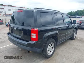 2017 Jeep Patriot Sport z VIN 1C4NJPBA3HD102608, wystawiony jako IAAI lot #42346928 z przebiegiem 149 438 mil mil oraz . Historia ofert i sprzedaży dostępna na DreamBid. Obrazek 4.