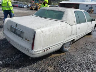 1999 Cadillac DeVille z VIN 1G6KD54Y5XU780836, wystawiony jako IAAI lot #41986180 z przebiegiem Nie podano mil oraz . Historia ofert i sprzedaży dostępna na DreamBid. Obrazek 4.