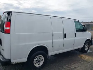 2017 GMC Savana Cargo z VIN 1GTW7AFF8H1130346, wystawiony jako IAAI lot #40884442 z przebiegiem 146 914 mil mil oraz . Historia ofert i sprzedaży dostępna na DreamBid. Obrazek 14.