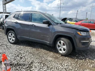 2018 Jeep Compass Latitude with VIN 3C4NJDBB2JT154433, listed as a Copart auction lot 52747205 with 141,930 mi miles and Salvage Title. Bid and sale history available at DreamBid. Image 4.