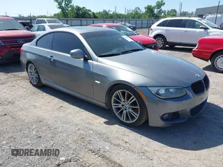2012 BMW 3 Series 335i z VIN WBAKG7C53CE802941, wystawiony jako IAAI lot #42574469 z przebiegiem 125 908 mil mil oraz . Historia ofert i sprzedaży dostępna na DreamBid. Obrazek 1.