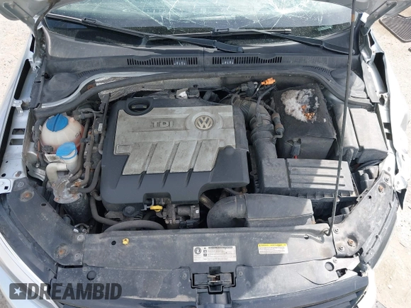 2014 Volkswagen Jetta TDI w/Premium/Nav z VIN 3VWLL7AJ3EM332617, wystawiony jako IAAI lot #42033000 z przebiegiem 186 444 mil mil oraz . Historia ofert i sprzedaży dostępna na DreamBid. Obrazek 10.
