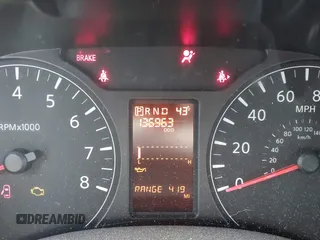 2017 Nissan NV Cargo SV z VIN 1N6BF0LY7HN811735, wystawiony jako IAAI lot #41225750 z przebiegiem 136 963 mil mil oraz . Historia ofert i sprzedaży dostępna na DreamBid. Obrazek 14.