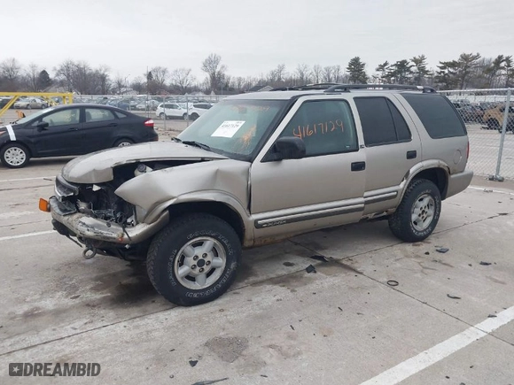 2000 Chevrolet Blazer LT with VIN 1GNDT13W3Y2367500, listed as a IAAI auction lot 41617129 with 205,794 mi miles. Bid and sale history available at carsss.com. Image 2.