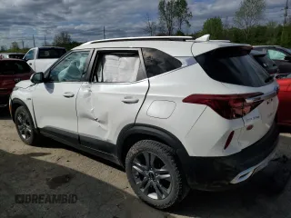 2021 Kia Seltos S z VIN KNDEUCAAXM7168129, wystawiony jako Copart lot #49223734 z przebiegiem 89 138 mil mil oraz Szkody całkowita. Historia ofert i sprzedaży dostępna na DreamBid. Obrazek 2.