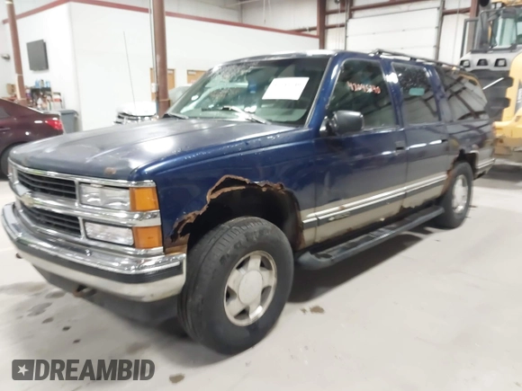 1999 Chevrolet Suburban z VIN 1GNFK16R1XJ409829, wystawiony jako IAAI lot #42045240 z przebiegiem 337 554 mil mil oraz . Historia ofert i sprzedaży dostępna na DreamBid. Obrazek 2.