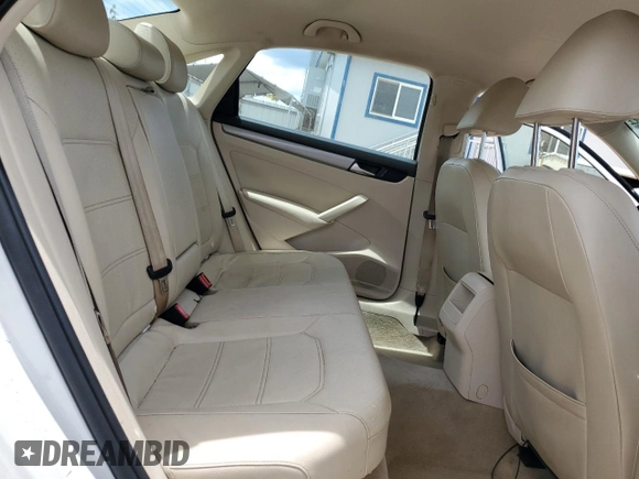 2014 Volkswagen Passat Wolfsburg Edition z VIN 1VWAT7A33EC022610, wystawiony jako Copart lot #51135715 z przebiegiem 94 537 mil mil oraz Czysty tytuł • Clean title. Historia ofert i sprzedaży dostępna na DreamBid. Obrazek 10.