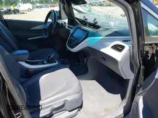 2018 Chevrolet Bolt EV Premier z VIN 1G1FX6S03J4130637, wystawiony jako IAAI lot #42185946 z przebiegiem 39 014 mil mil oraz . Historia ofert i sprzedaży dostępna na DreamBid. Obrazek 5.