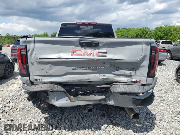 2025 GMC Sierra 2500HD AT4 z VIN 1GT4UPEY0SF206593, wystawiony jako Copart lot #52699045 z przebiegiem 5 036 mil mil oraz Szkoda całkowita • Salvage title. Historia ofert i sprzedaży dostępna na DreamBid. Obrazek 6.