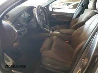 2014 BMW X5 xDrive50i z VIN 5UXKR6C57E0J71844, wystawiony jako Copart lot #54399675 z przebiegiem 79 898 mil mil oraz Szkoda całkowita • Salvage title. Historia ofert i sprzedaży dostępna na DreamBid. Obrazek 7.