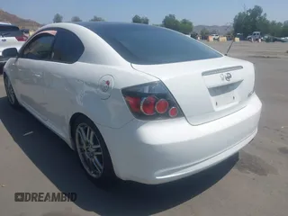 2010 Scion tC z VIN JTKDE3B70A0321271, wystawiony jako IAAI lot #42461229 z przebiegiem 181 319 mil mil oraz . Historia ofert i sprzedaży dostępna na DreamBid. Obrazek 3.