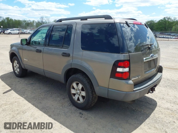 2006 Ford Explorer XLT z VIN 1FMEU73E96UA31318, wystawiony jako IAAI lot #42230310 z przebiegiem 134 071 mil mil oraz . Historia ofert i sprzedaży dostępna na DreamBid. Obrazek 3.