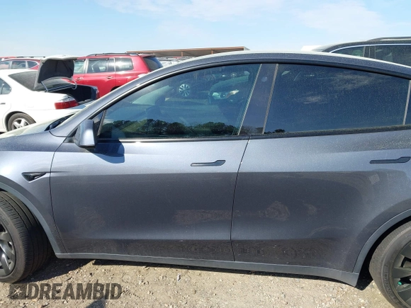 2022 Tesla Model Y Long Range z VIN 7SAYGDEE7NA006476, wystawiony jako IAAI lot #41894606 z przebiegiem 63 380 mil mil oraz . Historia ofert i sprzedaży dostępna na DreamBid. Obrazek 14.