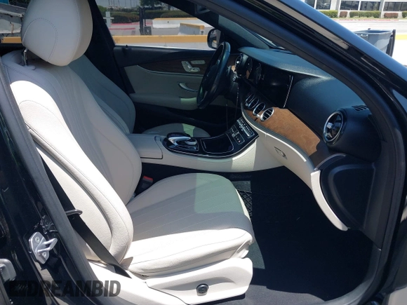 2017 Mercedes-Benz E 300 Luxury z VIN WDDZF4JB6HA116506, wystawiony jako IAAI lot #42316399 z przebiegiem 61 135 mil mil oraz . Historia ofert i sprzedaży dostępna na DreamBid. Obrazek 5.