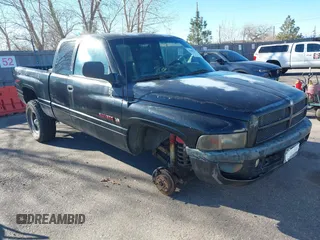 1997 Dodge 1500 z VIN 3B7HF13Z8VG780656, wystawiony jako IAAI lot #41006137 z przebiegiem 251 562 mil mil oraz . Historia ofert i sprzedaży dostępna na DreamBid. Obrazek 1.
