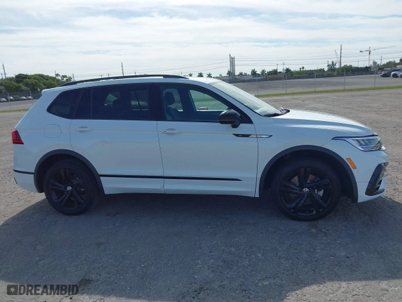 2023 Volkswagen Tiguan SE R-Line Black with VIN 3VVCB7AX0PM090710, listed as a IAAI auction lot 41256904 with 12,819 mi miles. Bid and sale history available at carsss.com. Image 13.