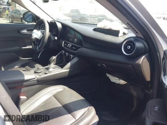 2019 Alfa Romeo Giulia z VIN ZARFAMAN7K7609854, wystawiony jako IAAI lot #42086641 z przebiegiem 45 398 mil mil oraz . Historia ofert i sprzedaży dostępna na DreamBid. Obrazek 5.
