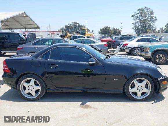 2001 Mercedes-Benz SLK 230/320 with VIN WDBKK65F81F218476, listed as a IAAI auction lot 42450368 with 121,640 mi miles and . Bid and sale history available at DreamBid. Image 13.