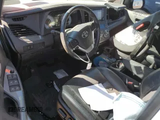 2019 Toyota Sienna SE z VIN 5TDXZ3DCXKS965992, wystawiony jako Copart lot #48266905 z przebiegiem 133 395 mil mil oraz Szkoda całkowita • Salvage title. Historia ofert i sprzedaży dostępna na DreamBid. Obrazek 8.