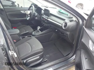 2023 Kia Forte LXS z VIN 3KPF24AD5PE682954, wystawiony jako IAAI lot #41510428 z przebiegiem 15 928 mil mil oraz . Historia ofert i sprzedaży dostępna na DreamBid. Obrazek 5.