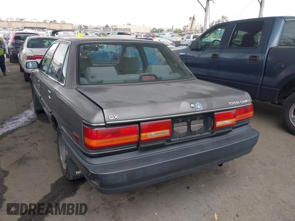1990 Toyota Camry DLX z VIN 4T1SV21E7LU248206, wystawiony jako IAAI lot #41793635 z przebiegiem 83 550 mil mil oraz . Historia ofert i sprzedaży dostępna na DreamBid. Obrazek 3.