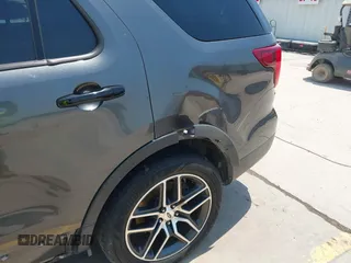 2016 Ford Explorer Sport z VIN 1FM5K8GT1GGD26630, wystawiony jako IAAI lot #42251430 z przebiegiem 139 726 mil mil oraz . Historia ofert i sprzedaży dostępna na DreamBid. Obrazek 19.