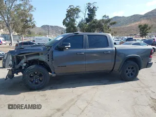 2019 Ram 1500 Rebel z VIN 1C6SRFLT2KN696557, wystawiony jako IAAI lot #42110931 z przebiegiem 81 372 mil mil oraz . Historia ofert i sprzedaży dostępna na DreamBid. Obrazek 14.