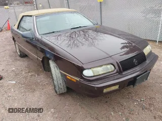 1995 Chrysler LeBaron z VIN 1C3EU4538SF504479, wystawiony jako IAAI lot #42045815 z przebiegiem 102 042 mil mil oraz . Historia ofert i sprzedaży dostępna na DreamBid. Obrazek 1.