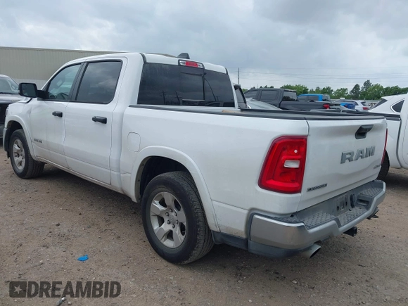 2025 Ram 1500 Big Horn z VIN 1C6SRFFPXSN581512, wystawiony jako IAAI lot #42158063 z przebiegiem 35 469 mil mil oraz . Historia ofert i sprzedaży dostępna na DreamBid. Obrazek 3.