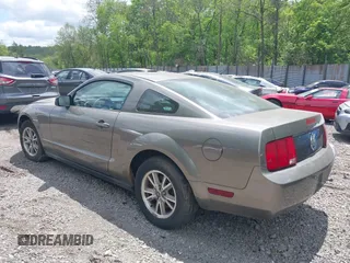 2005 Ford Mustang Deluxe z VIN 1ZVFT80N355160005, wystawiony jako IAAI lot #42288228 z przebiegiem 152 140 mil mil oraz . Historia ofert i sprzedaży dostępna na DreamBid. Obrazek 3.