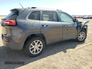 2015 Jeep Cherokee Latitude z VIN 1C4PJMCB2FW734385, wystawiony jako Copart lot #57333805 z przebiegiem 121 249 mil mil oraz Szkoda całkowita • Salvage title. Historia ofert i sprzedaży dostępna na DreamBid. Obrazek 3.