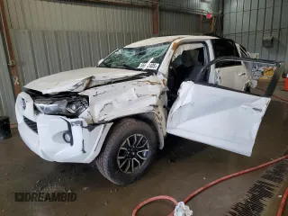 2018 Toyota 4Runner SR5 z VIN JTEBU5JR0J5560818, wystawiony jako Copart lot #55662405 z przebiegiem 136 191 mil mil oraz Szkoda całkowita • Salvage title. Historia ofert i sprzedaży dostępna na DreamBid. Obrazek 1.