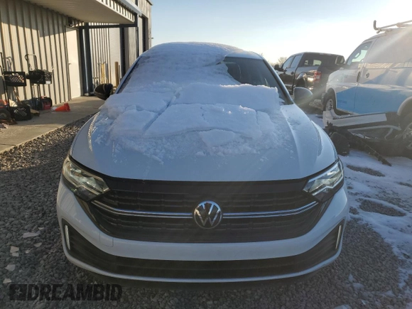 2024 Volkswagen Jetta Sport z VIN 3VWBM7BU5RM047747, wystawiony jako Copart lot #87579515 z przebiegiem 4 289 mil mil oraz Szkoda całkowita • Salvage title. Historia ofert i sprzedaży dostępna na DreamBid. Obrazek 5.