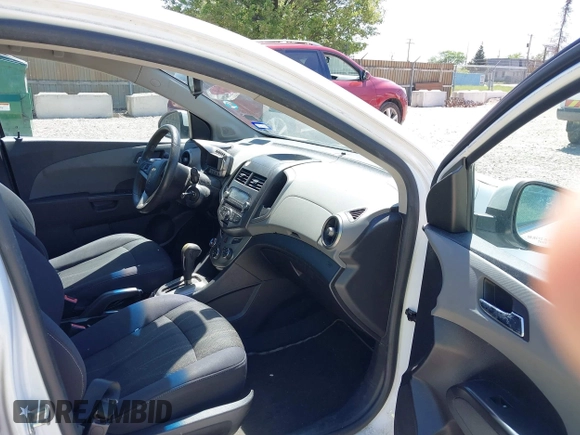 2012 Chevrolet Sonic LT z VIN 1G1JC5SH8C4176795, wystawiony jako IAAI lot #42291906 z przebiegiem Nie podano mil oraz . Historia ofert i sprzedaży dostępna na DreamBid. Obrazek 5.
